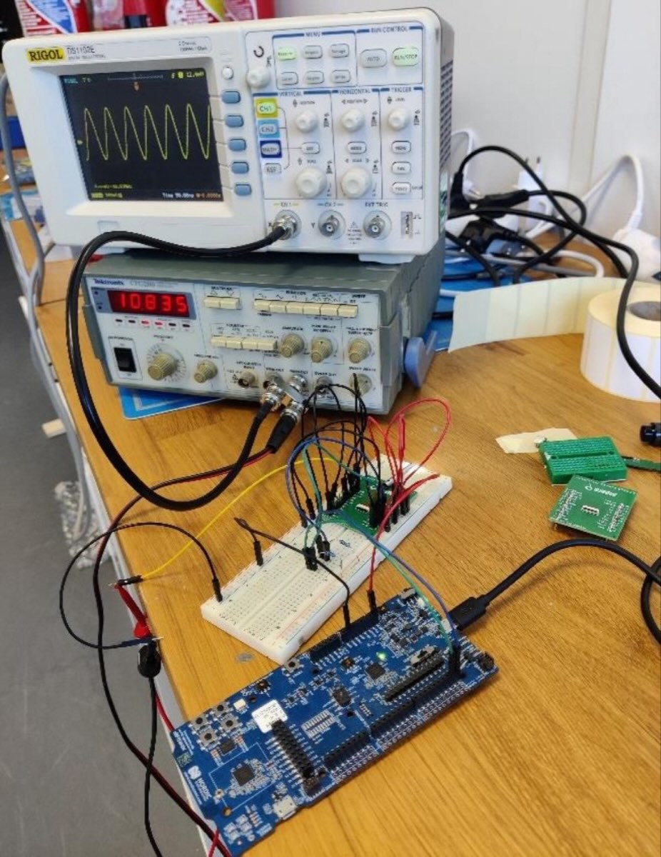 Banc de mesure : générateur de signaux, oscilloscope et carte d'adaptation de la caméra