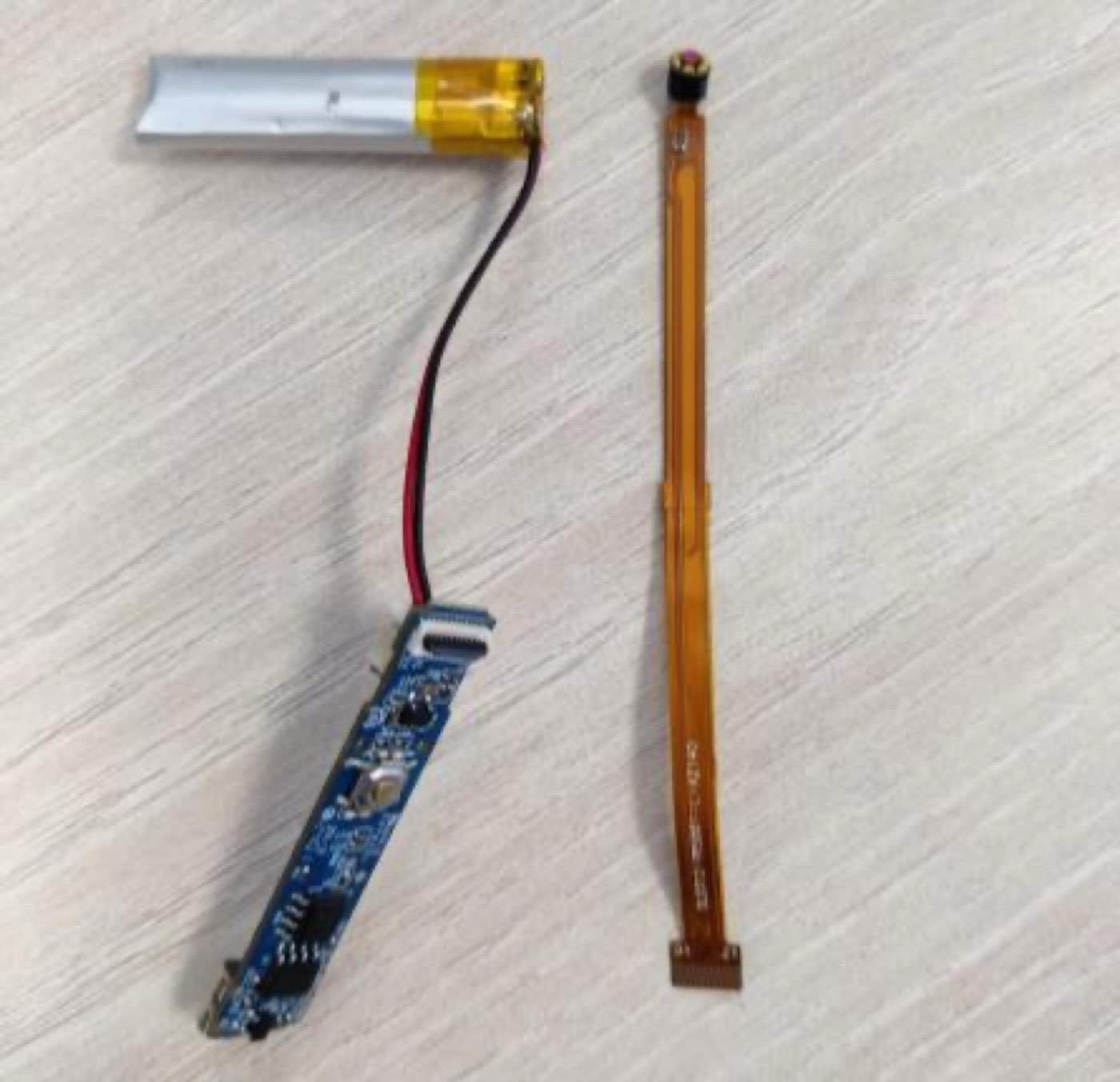 Une caméra miniature au bout de sa nappe souple
