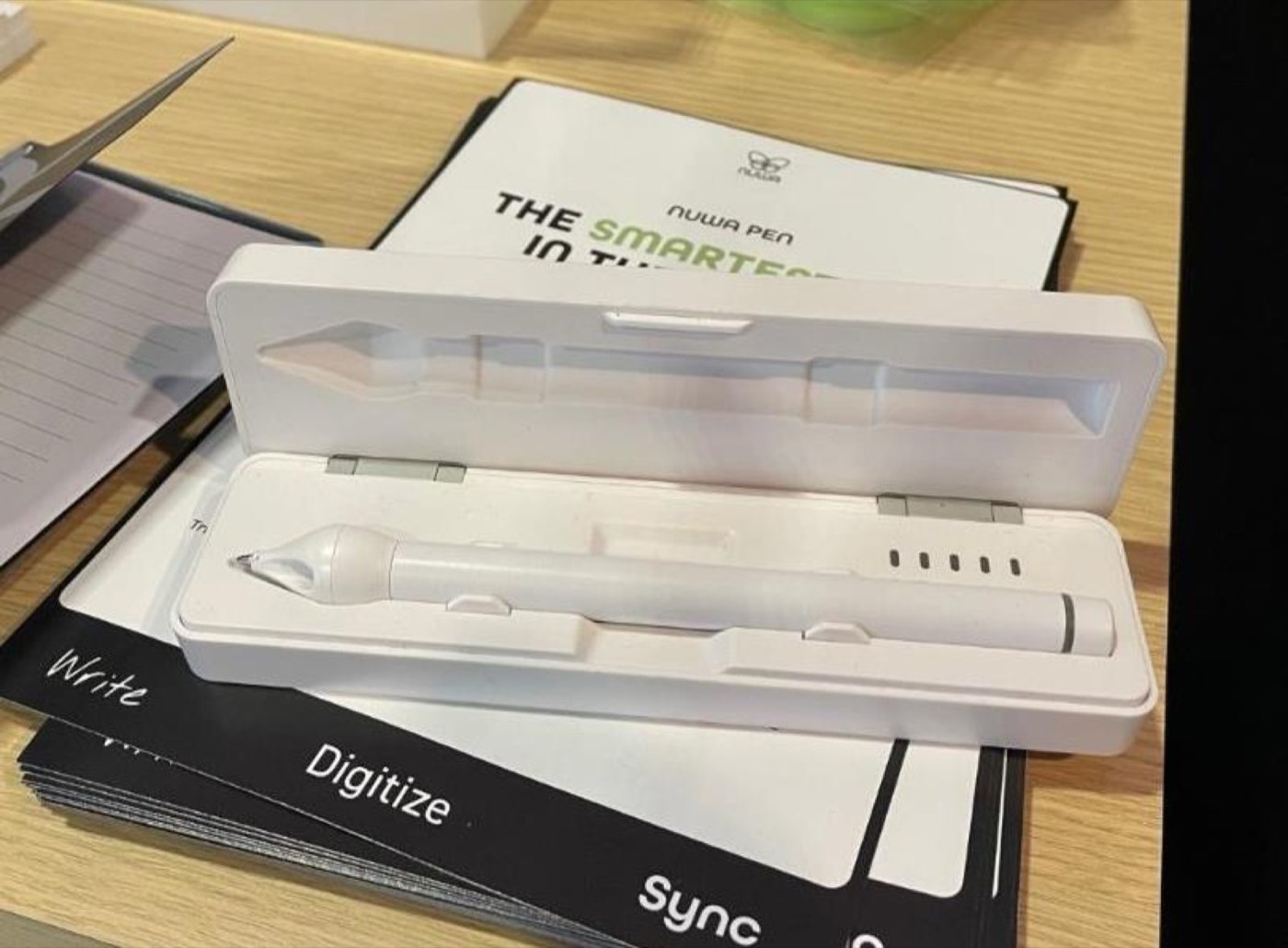 Le stylo prototype du client dans son coffret de présentation