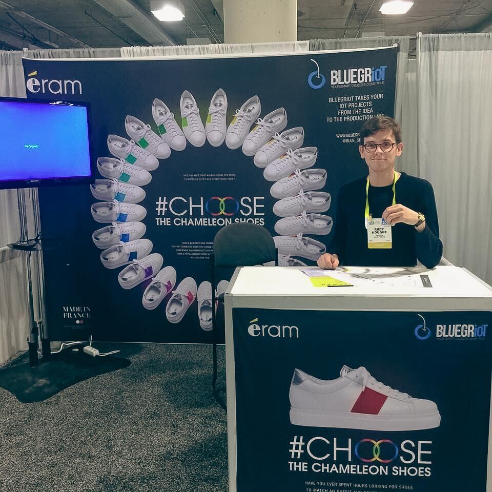 CES 2016 : sur le stand BLUEGRioT et Éram, devant les chaussures #Choose