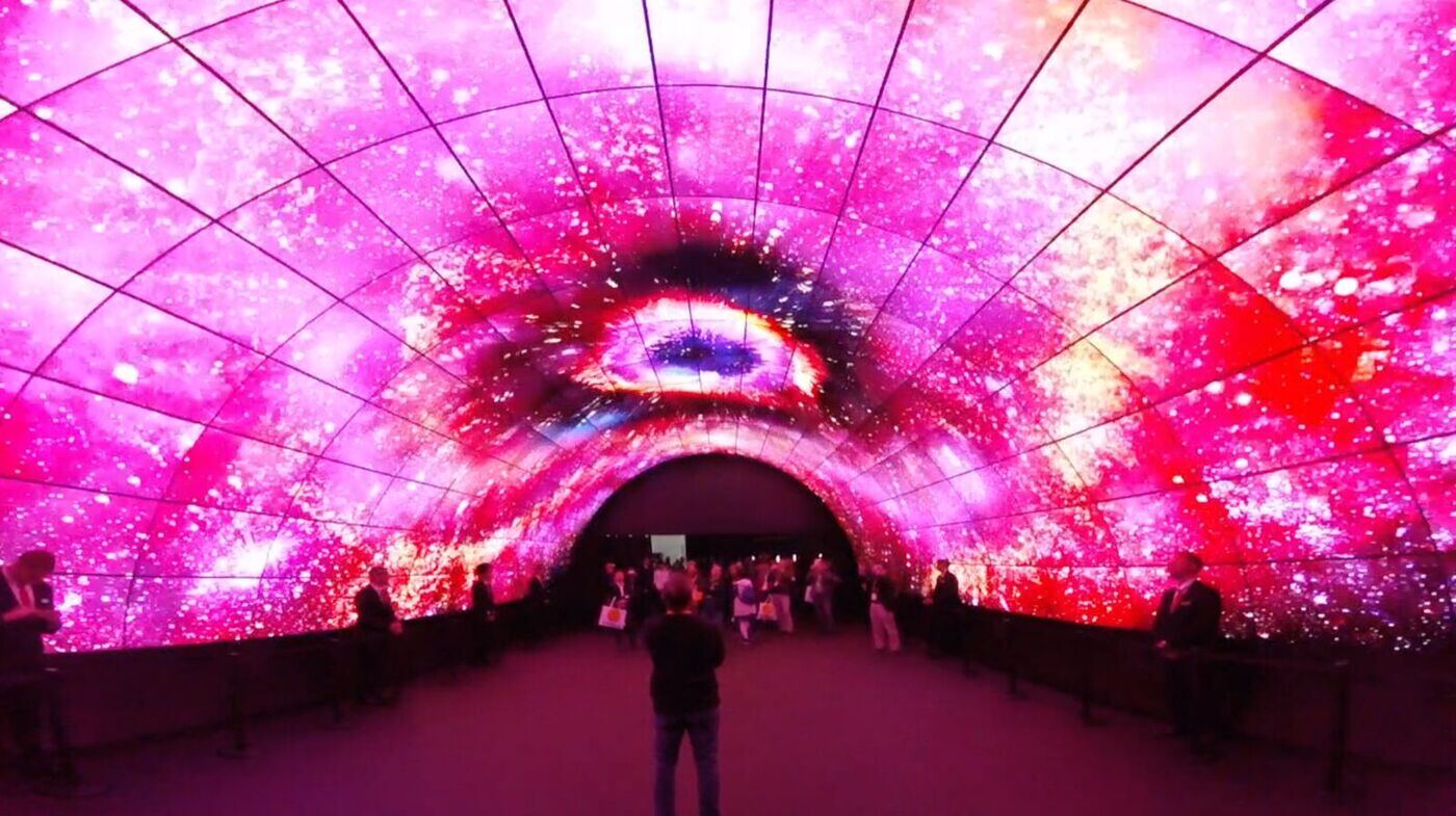 CES 2017 : le tunnel de 216 téléviseurs OLED de LG