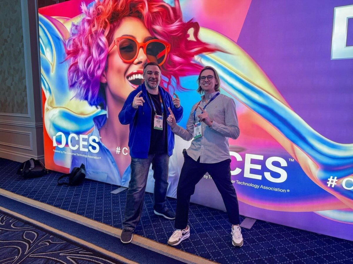 CES 2025, devant le mur du salon