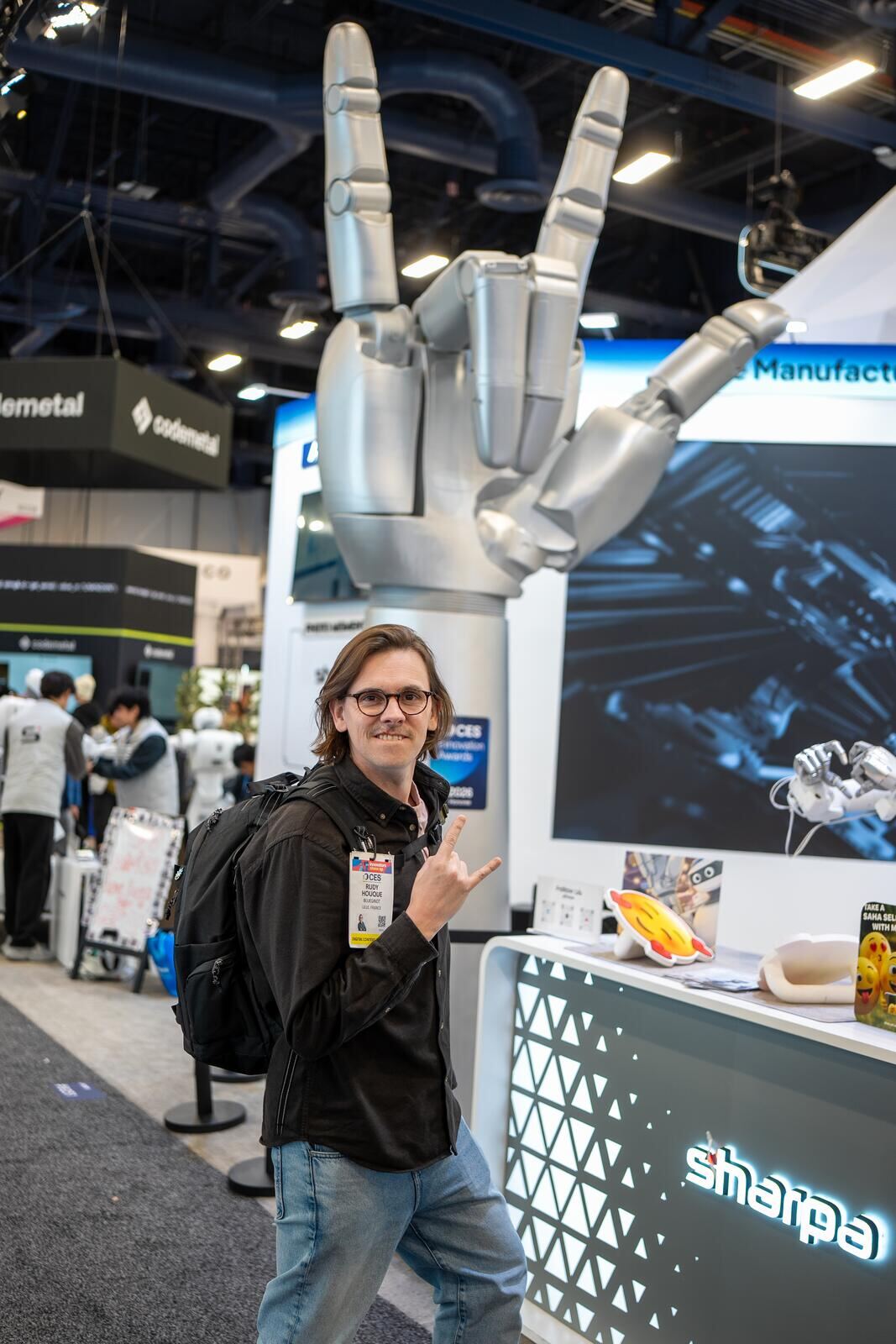 CES 2026 : devant une main robotique géante