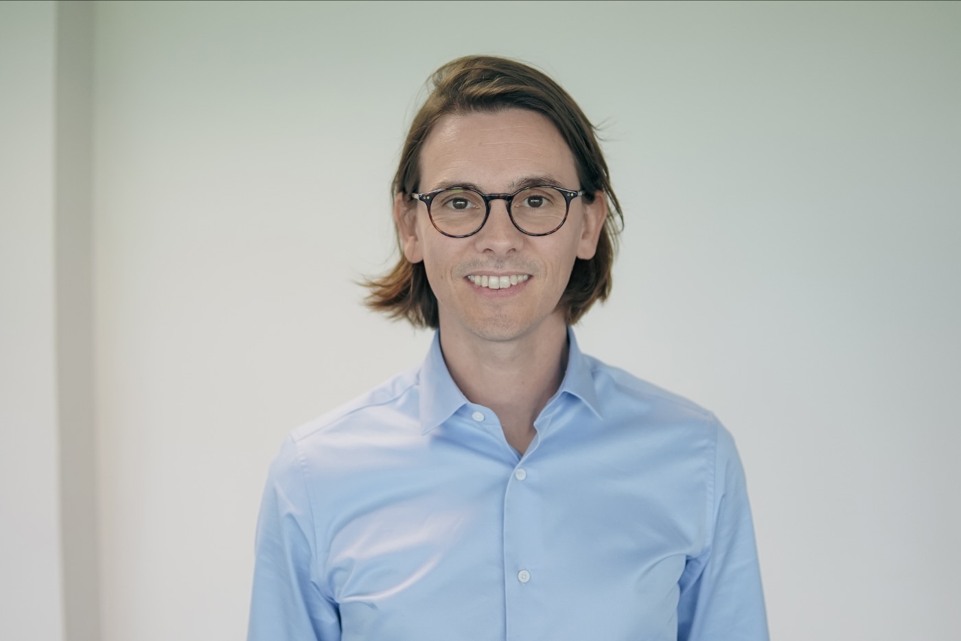 Rudy Houque, souriant, en chemise bleue