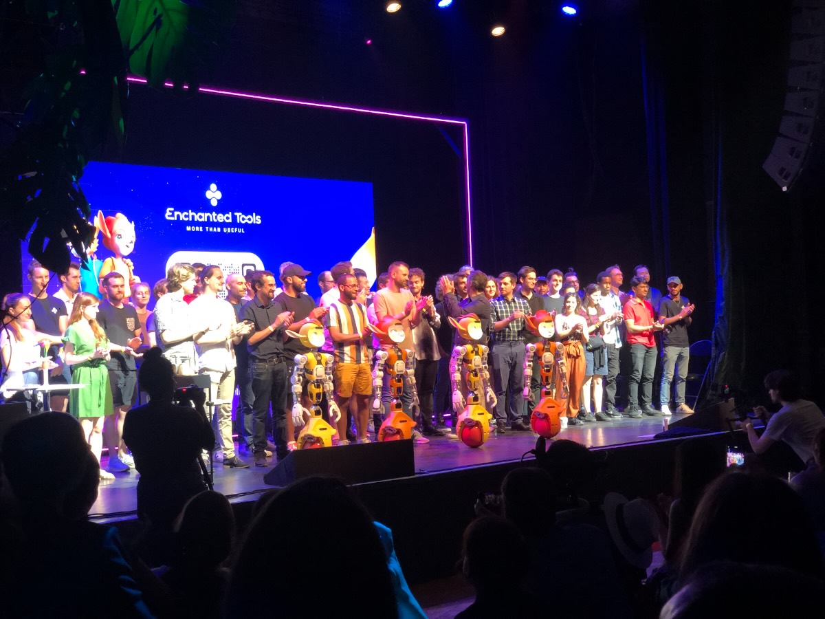 La soirée de lancement d'Enchanted Tools : l'équipe et les robots sur scène