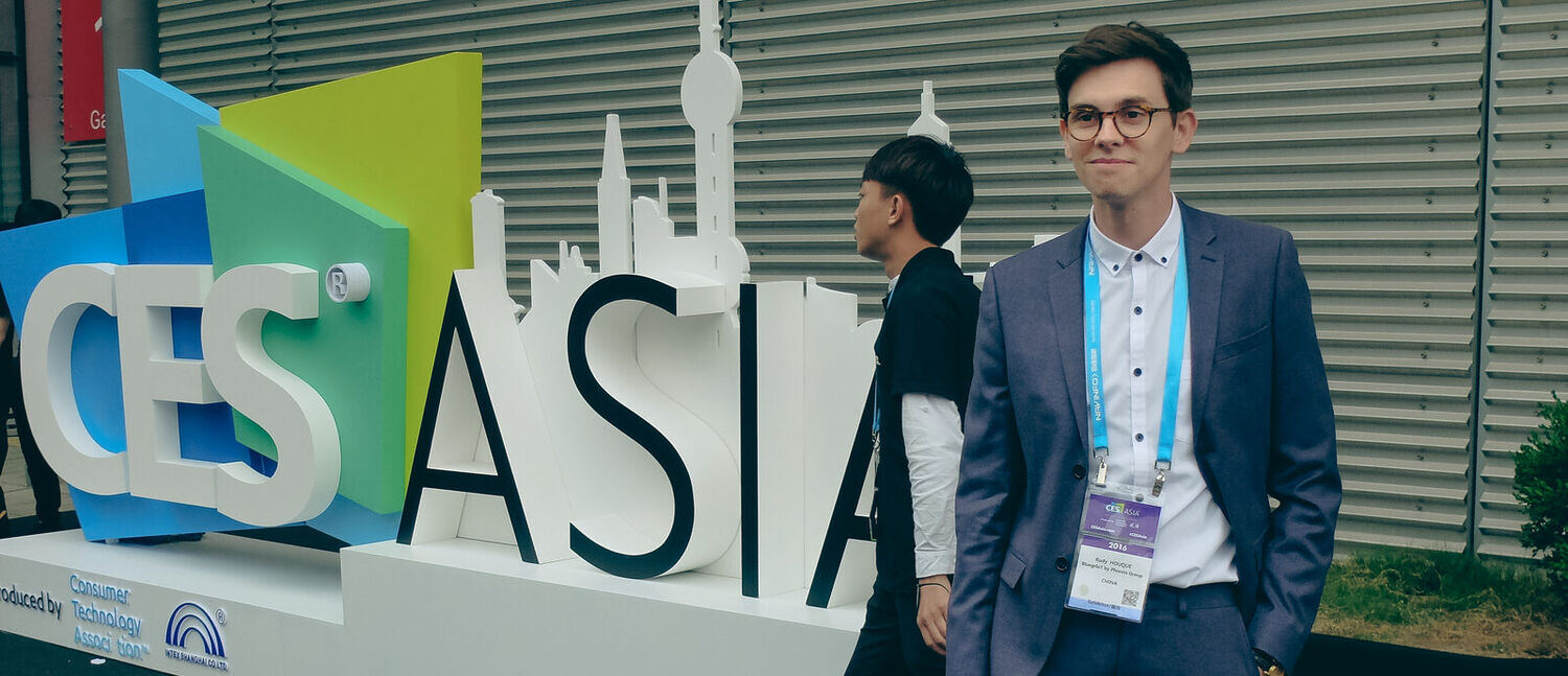 Devant le logo CES Asia, à Shanghai