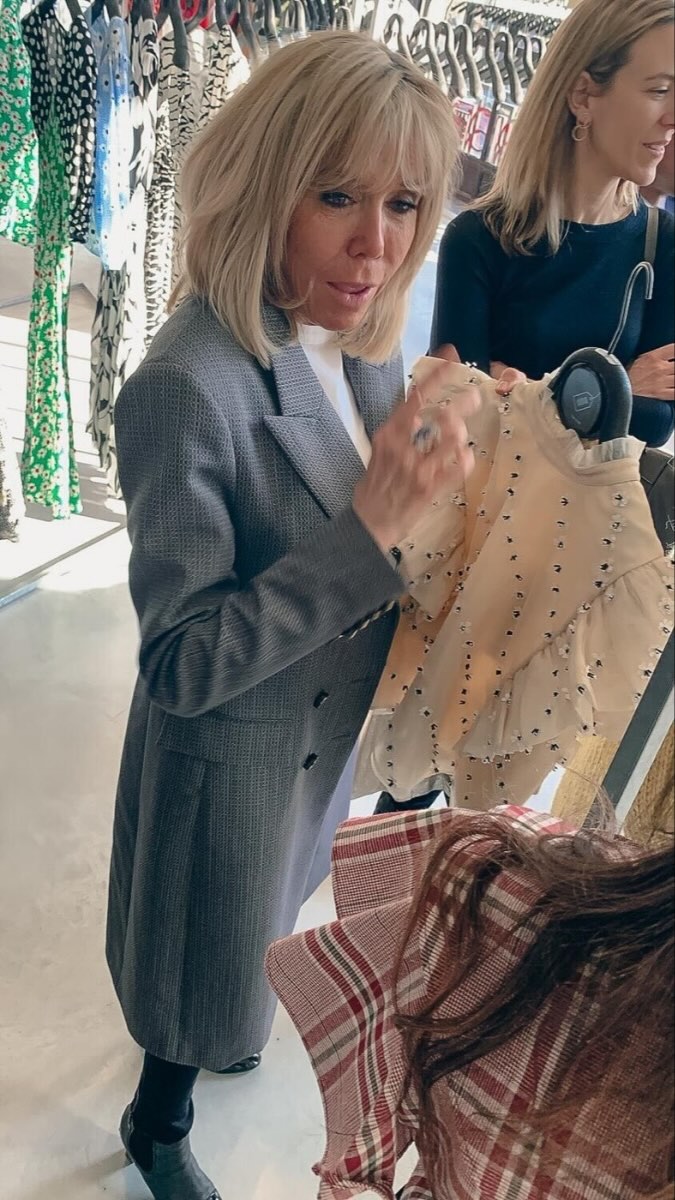 Brigitte Macron découvre le cintre connecté