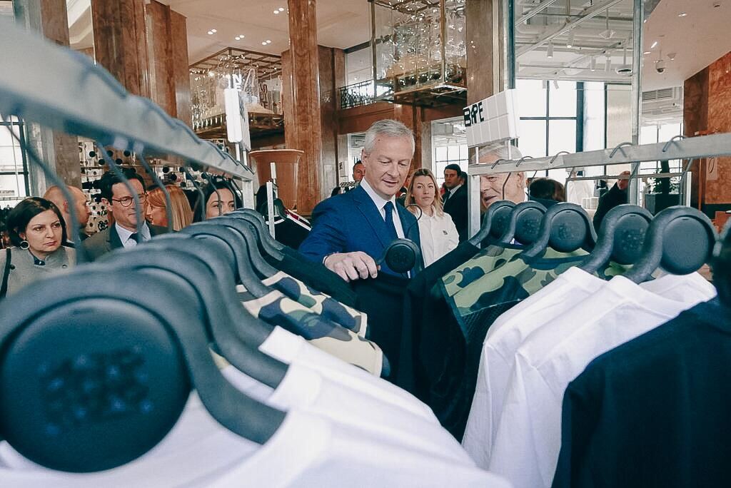 Bruno Le Maire devant un portant équipé