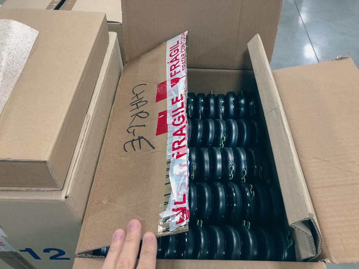 Un carton de cintres chargés, prêt pour le magasin