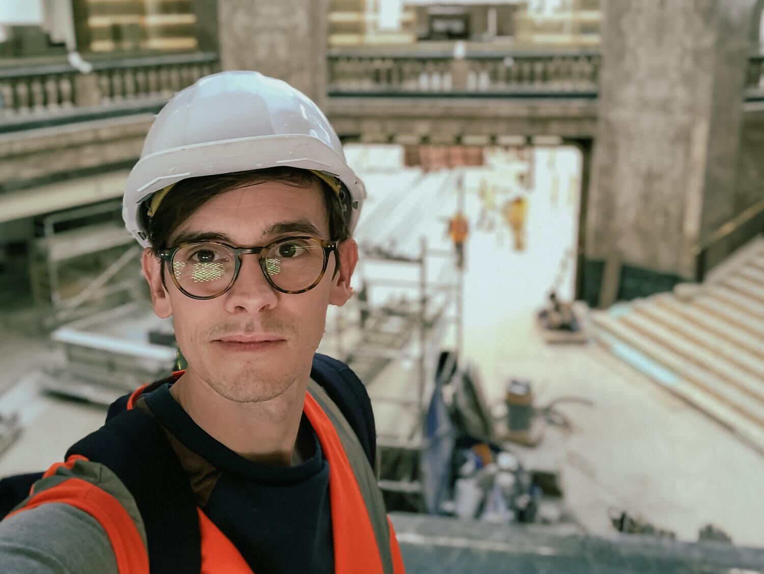 Sur le chantier du magasin, casque sur la tête