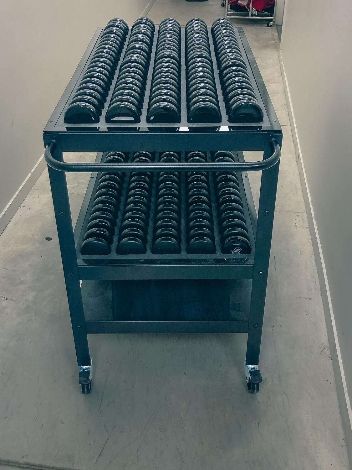 Le chariot de recharge, 50 boîtiers par plateau