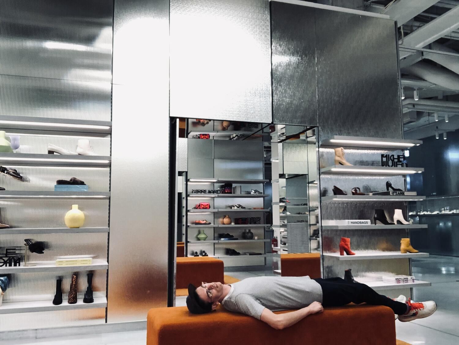 Une pause, en pleine nuit, dans le magasin