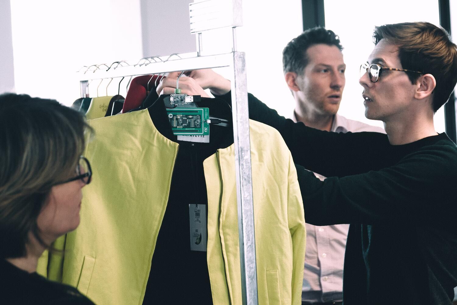Essais de lecture sur des vêtements du magasin