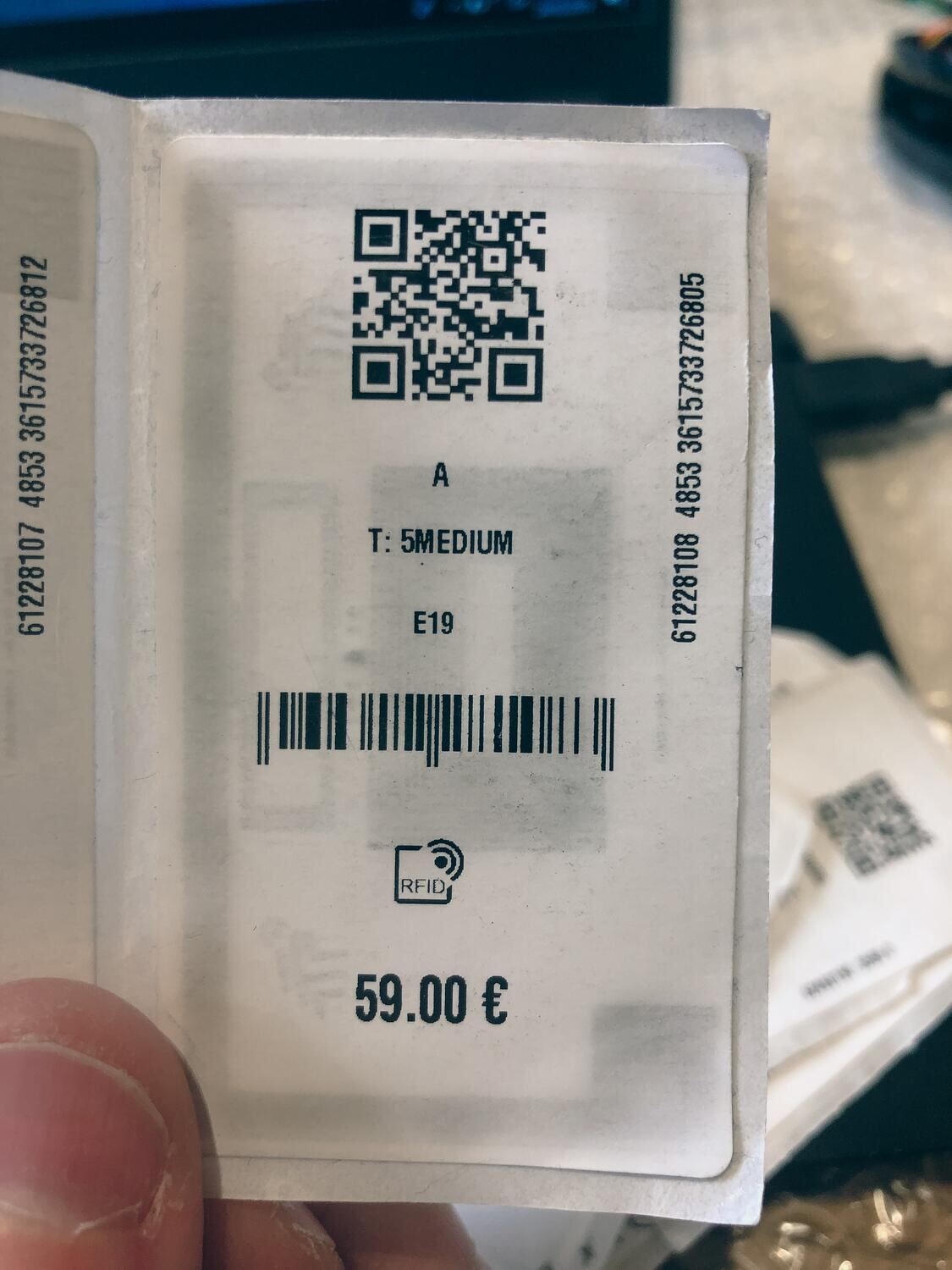 L'étiquette finale, avec sa puce RFID bi-bande