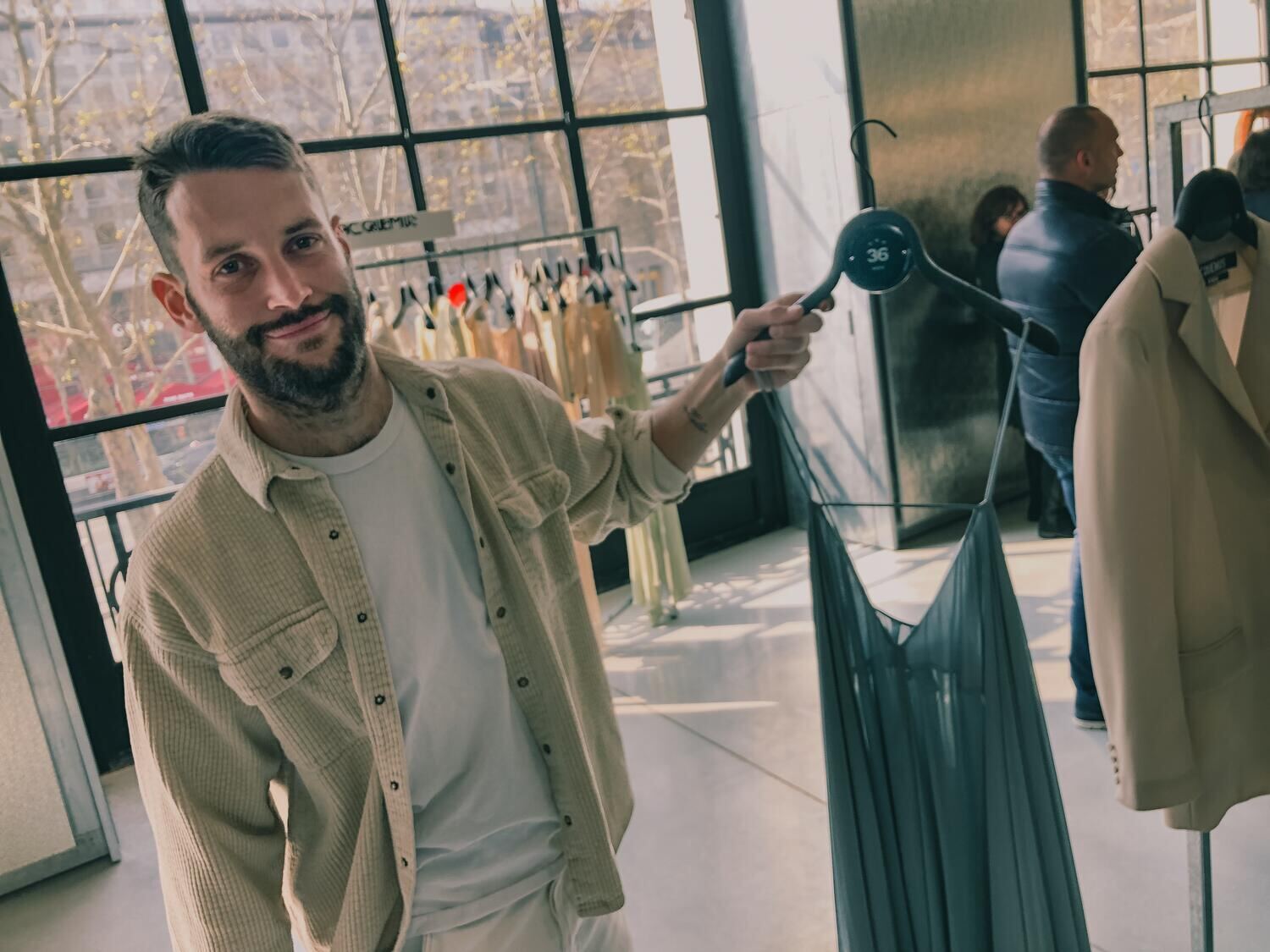 Simon Porte Jacquemus et une de ses créations sur notre cintre