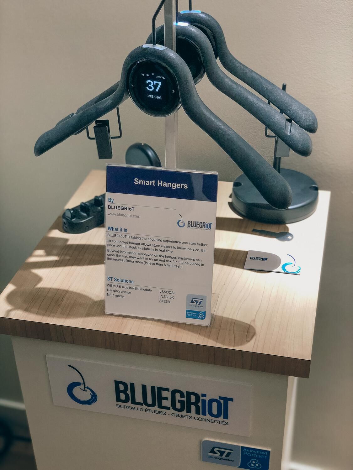 Le cintre exposé par STMicroelectronics sur un salon à Paris