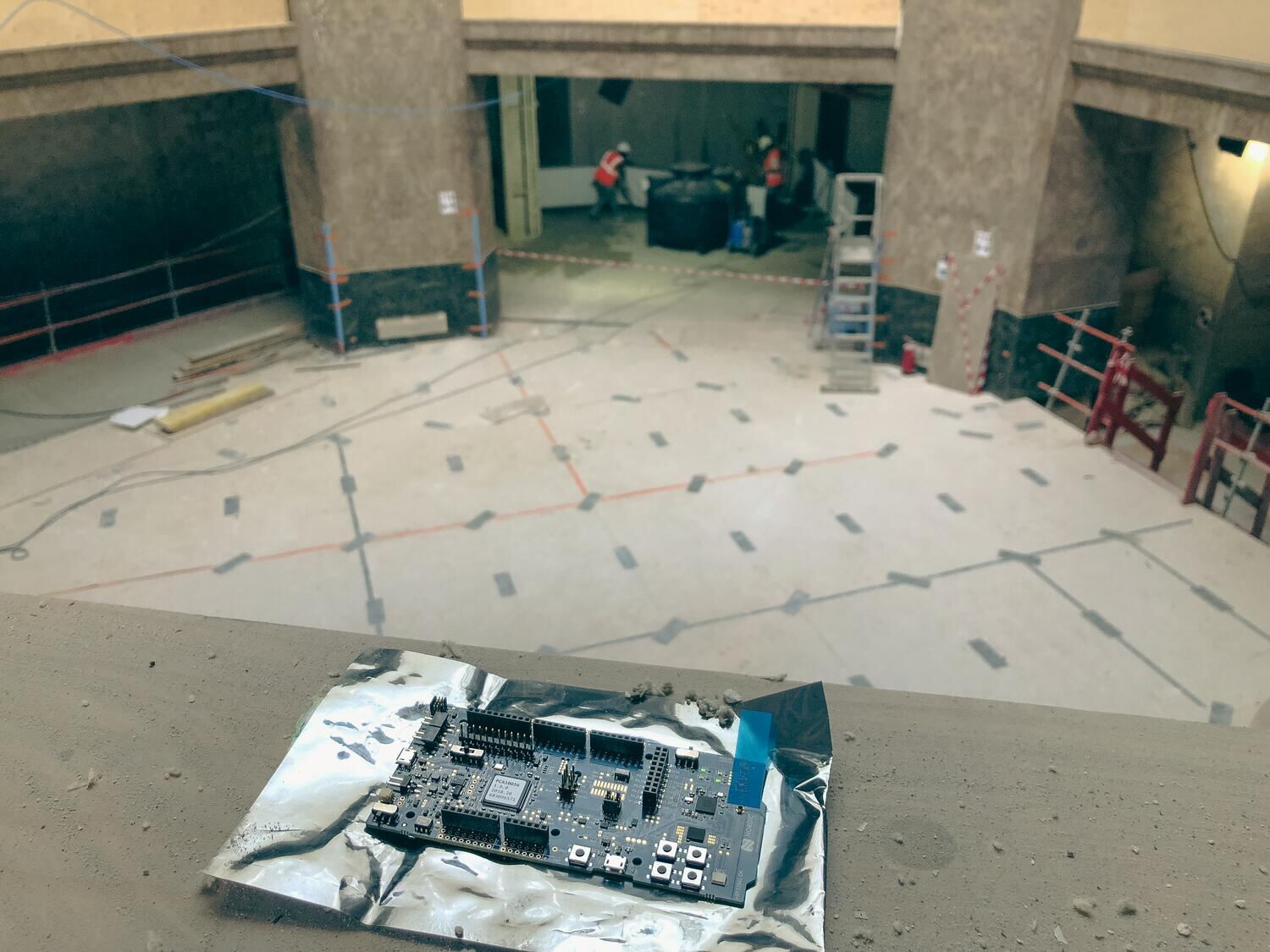 Une carte de test posée au milieu du chantier