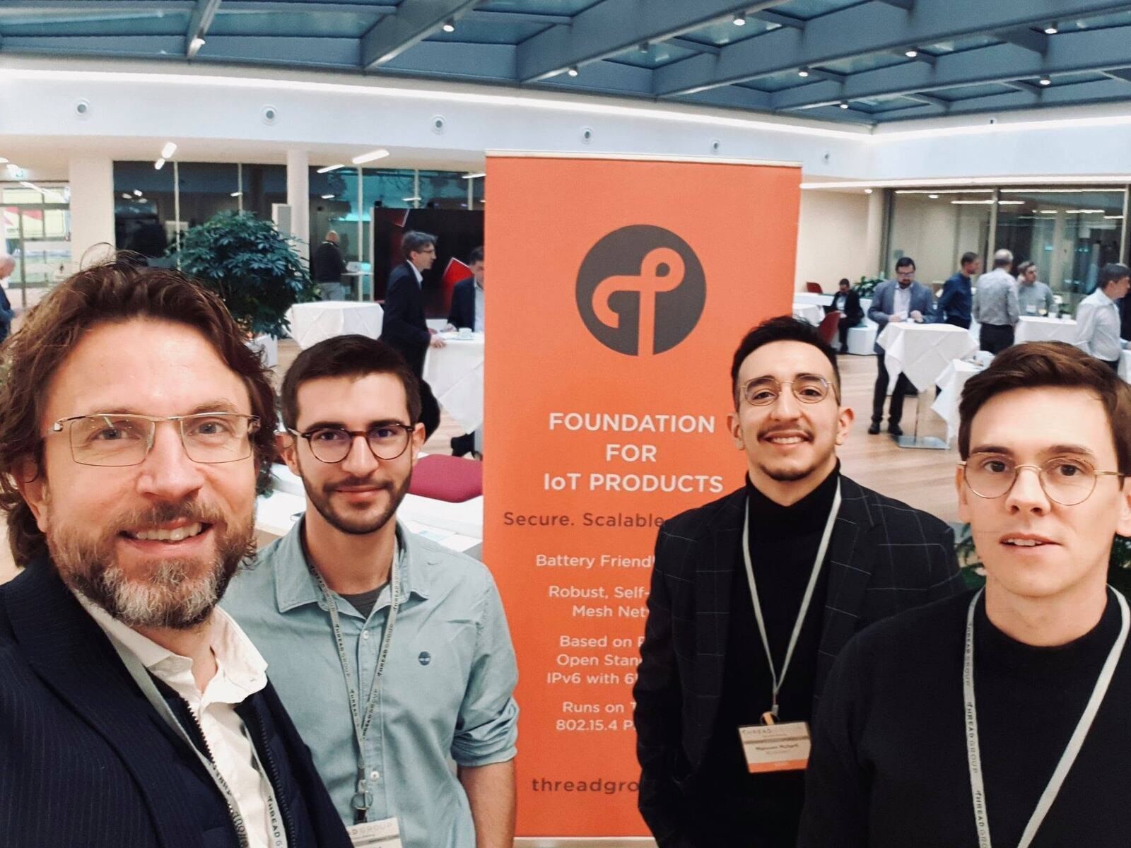 Zoug : l'équipe devant le stand du Thread Group