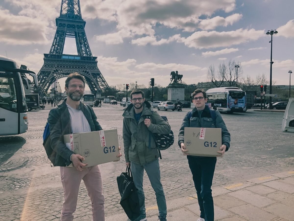 Livraison à pied devant la tour Eiffel, le métro étant fermé pour la visite du président chinois