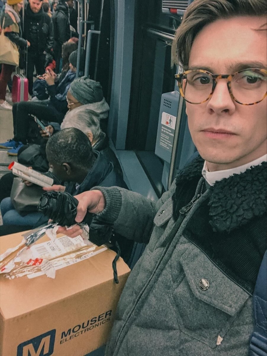 Les cartons de cintres dans le métro