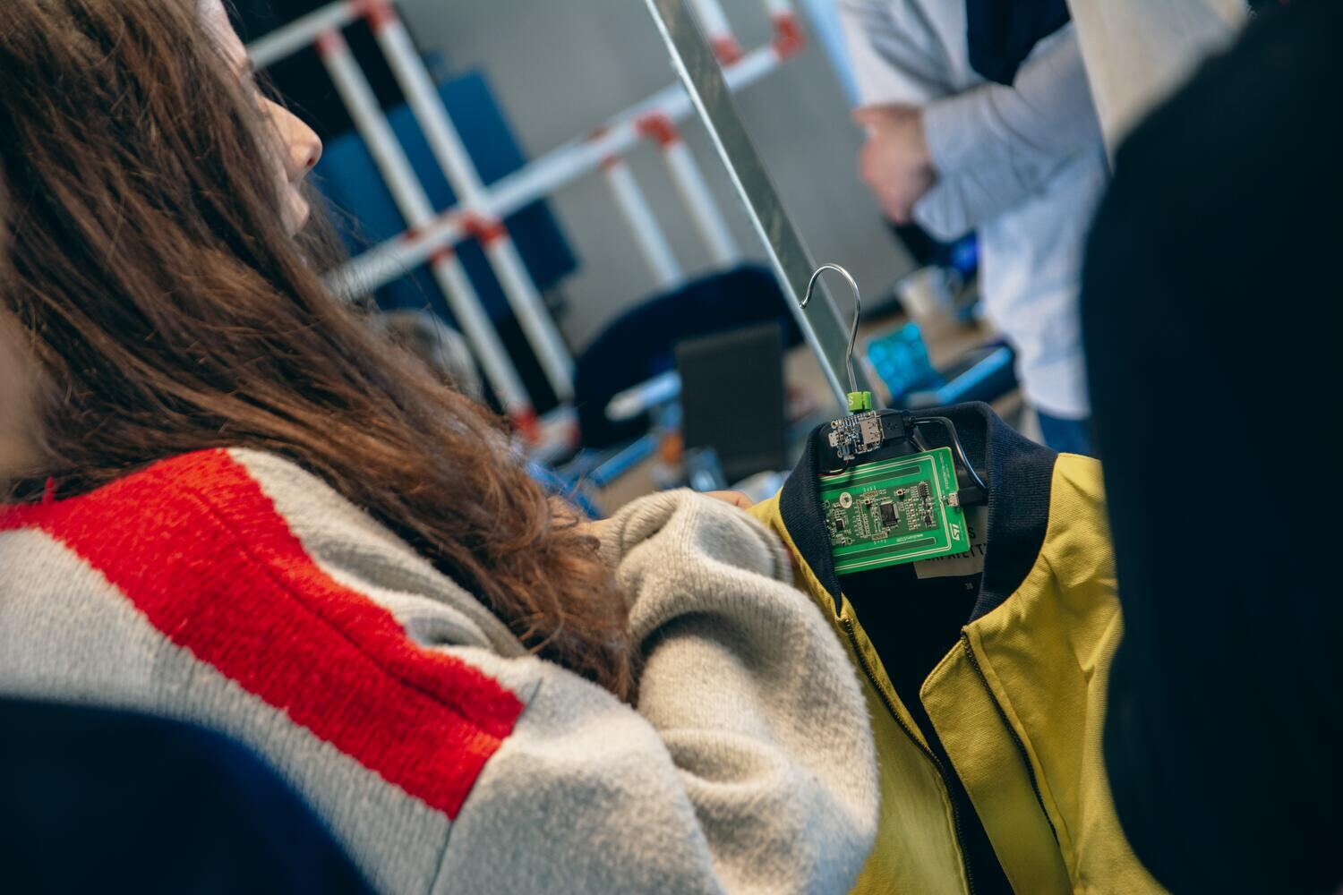 Un cintre prototype équipé d'un lecteur, pendant l'atelier