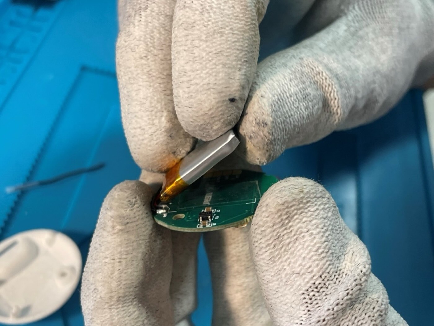 Pose de la batterie au dos de la carte