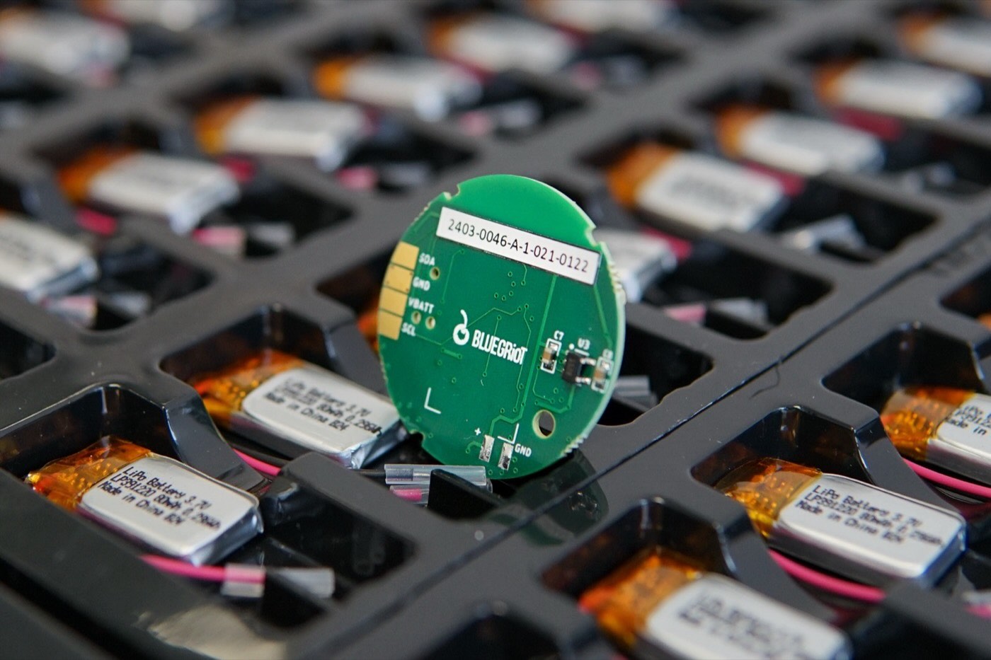 Une carte de rune posée devant le plateau de batteries, prête pour l'assemblage