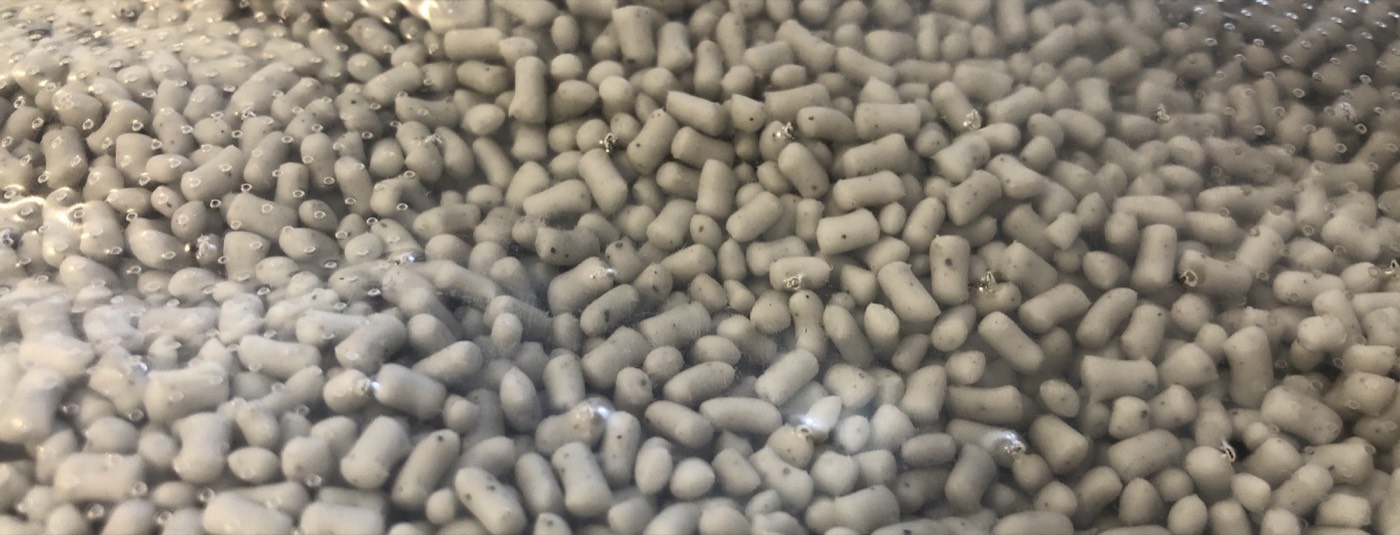 Granulés de la matière mouchetée, avant injection