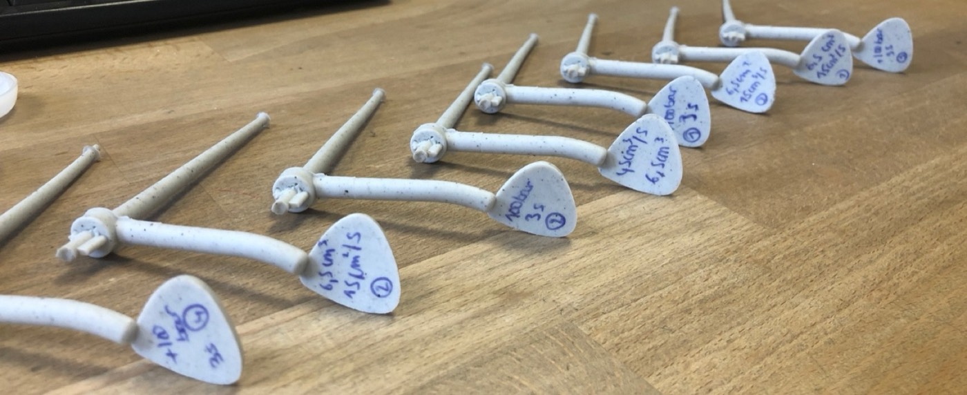 Premières pièces sorties de la presse à injecter, à l'atelier de Lille