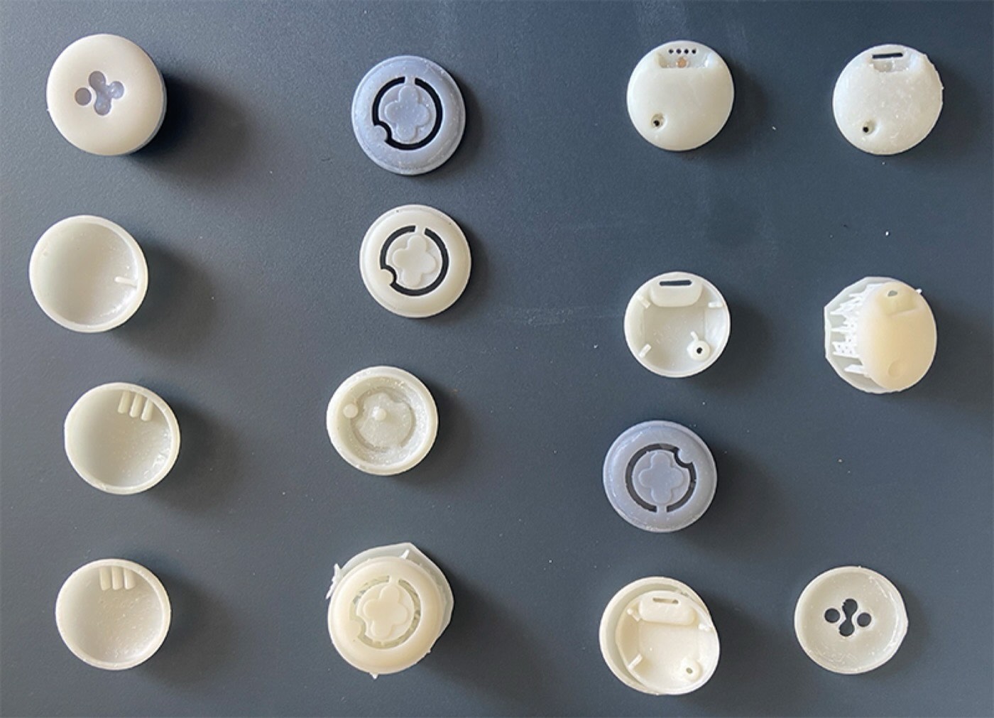 Maquettes imprimées en 3D des capots, pour régler le clic du bouton