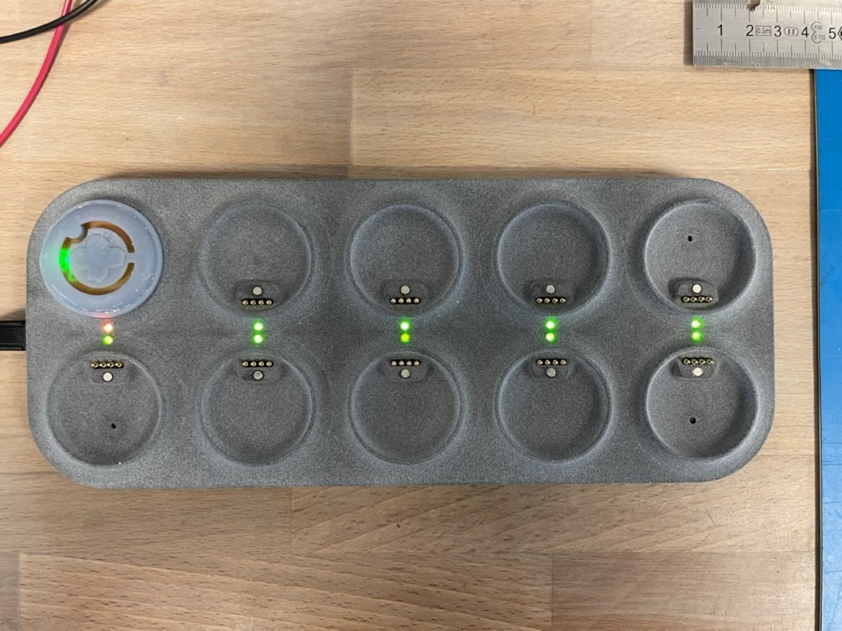 Le socle assemblé, une LED d'état par place