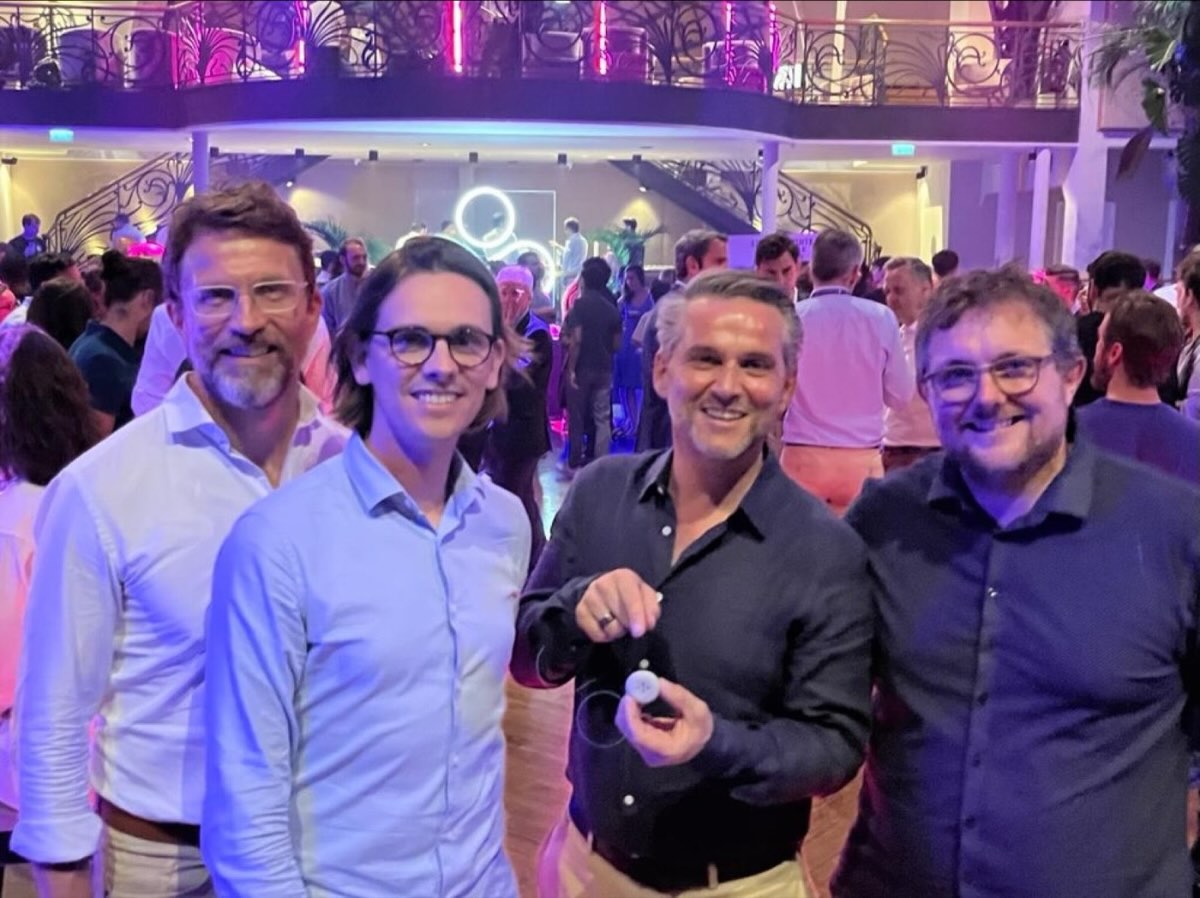 Soirée de lancement à Paris : Jérôme Monceaux, fondateur d'Enchanted Tools, tient la rune que nous avons conçue et fabriquée, entouré de mes associés de BLUEGRioT et de moi