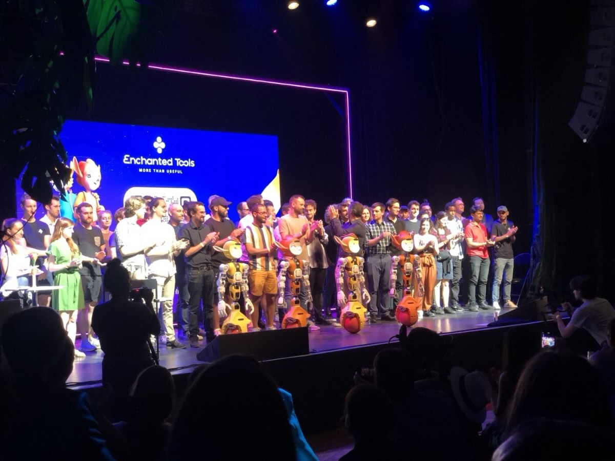 Soirée de lancement : l'équipe d'Enchanted Tools et les robots Mirokaï sur scène