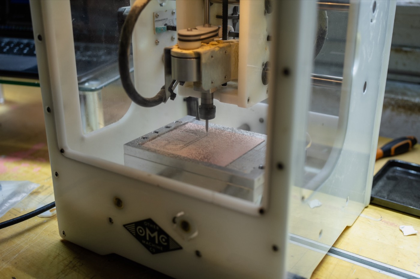 Ma petite fraiseuse numérique usine une carte d'essai dans une plaque cuivrée