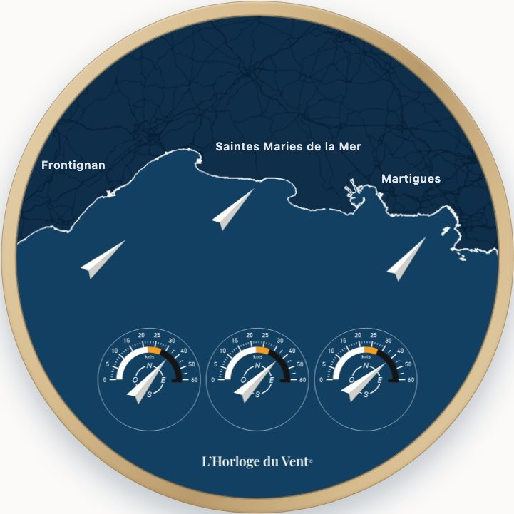 L'Horloge du vent : carte de la côte méditerranéenne, trois flèches de spots et trois cadrans de vent dans un cerclage en bois