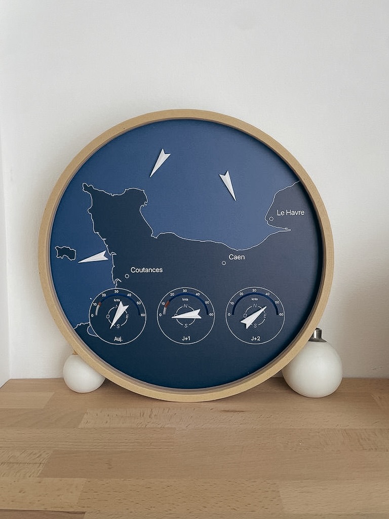 L'Horloge du vent assemblée, cerclage en bois et carte bleu marine