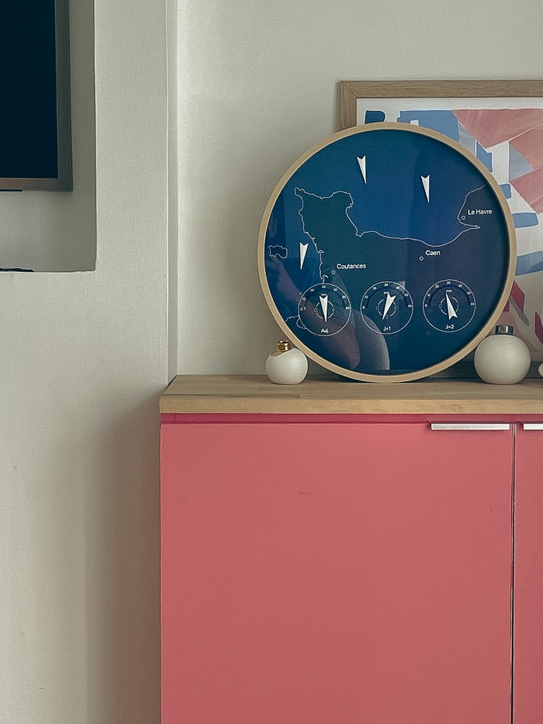 L'Horloge du vent accrochée dans un salon