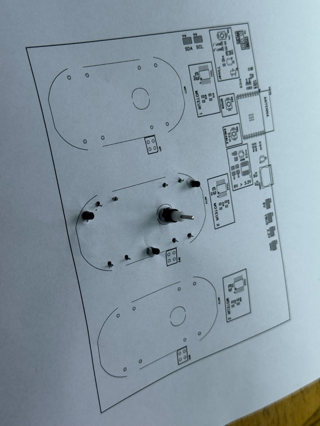 Le circuit imprimé à l'échelle 1 sur une feuille A4, un moteur enfoncé pour valider son empreinte