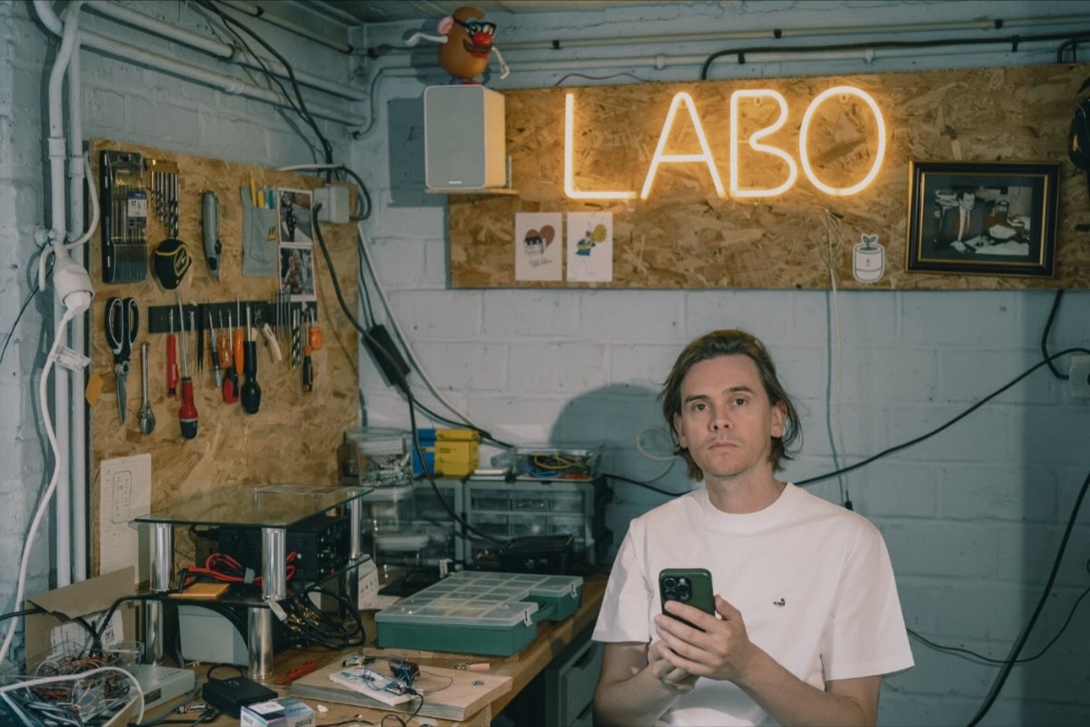 Rudy Houque dans son petit laboratoire, au garage, où il prototype ses cartes
