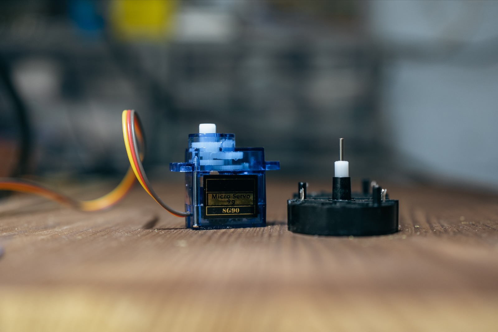À gauche, un servomoteur du prototype non industrialisable ; à droite, le micromoteur pas à pas retenu pour la série